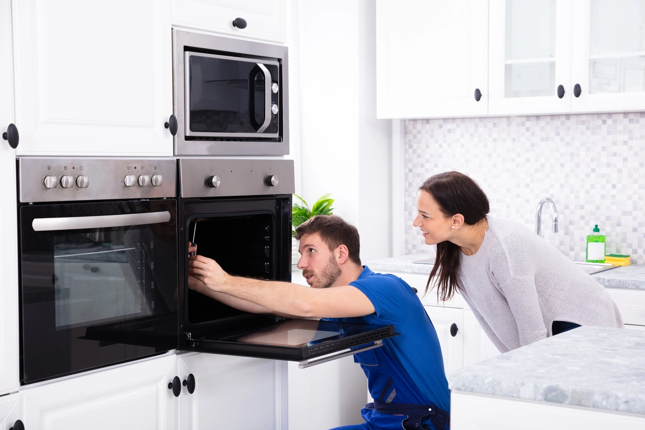 Técnico revisando un horno Orbis con una clienta